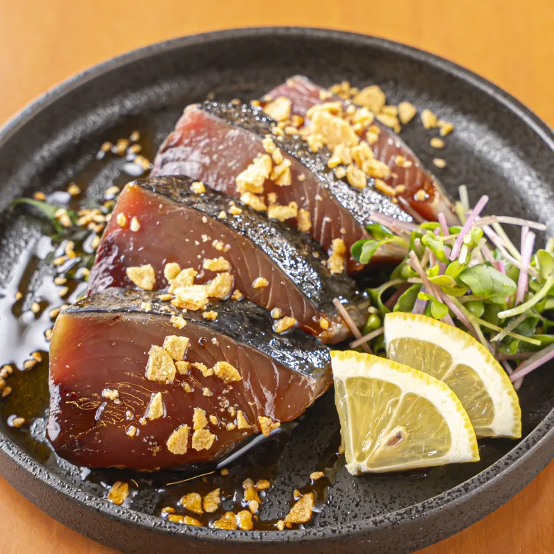 鰹タタキの香味オイルがけ